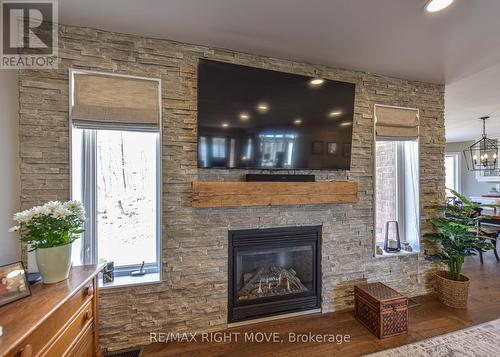1336 Hawk Ridge Crescent, Severn, ON - Indoor Photo Showing Living Room With Fireplace