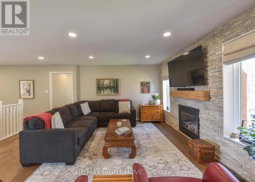 1336 Hawk Ridge Cres, Severn, ON - Indoor Photo Showing Living Room With Fireplace