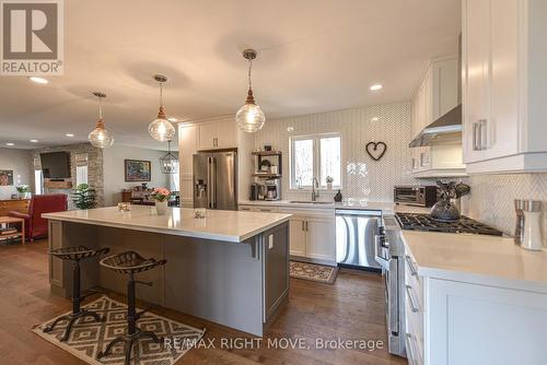 1336 Hawk Ridge Crescent, Severn, ON - Indoor Photo Showing Kitchen With Upgraded Kitchen