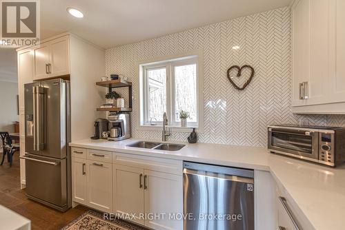 1336 Hawk Ridge Crescent, Severn, ON - Indoor Photo Showing Kitchen With Double Sink