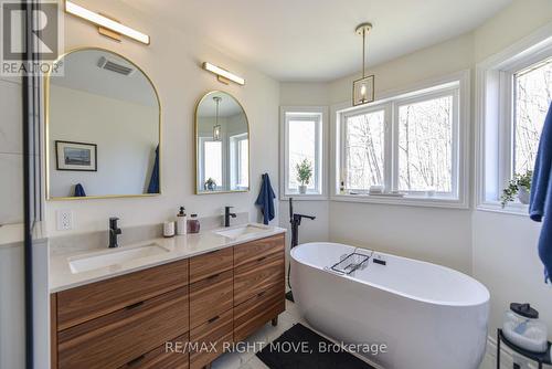 1336 Hawk Ridge Crescent, Severn, ON - Indoor Photo Showing Bathroom