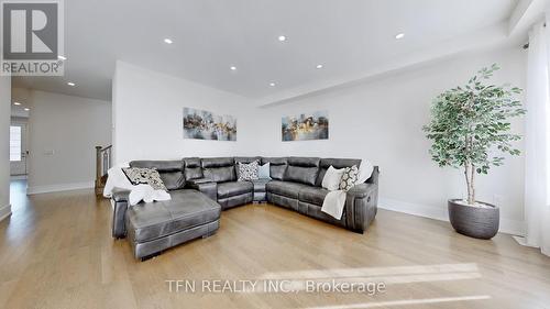 19 Clear Spring Ave, Georgina, ON - Indoor Photo Showing Living Room