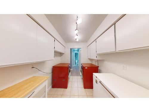 208B - 1335 Alpine Drive, Elkford, BC - Indoor Photo Showing Kitchen