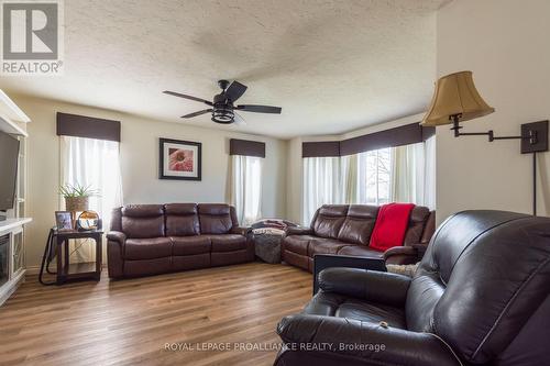 699 Bigford Rd, Quinte West, ON - Indoor Photo Showing Living Room