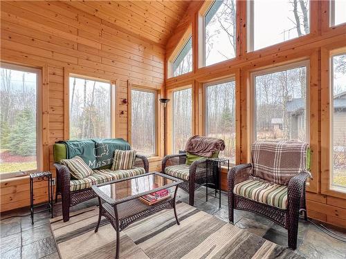 129 South Bay Drive, Onanole, MB - Indoor Photo Showing Living Room