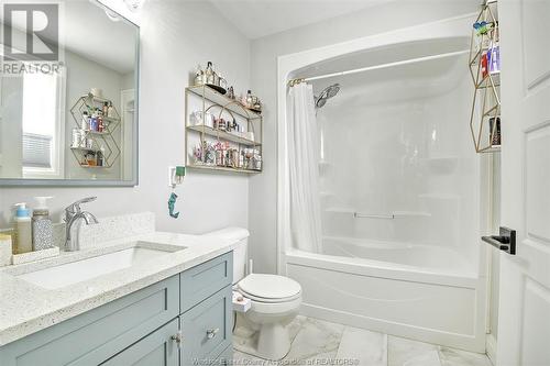 257 Robinson, Essex, ON - Indoor Photo Showing Bathroom