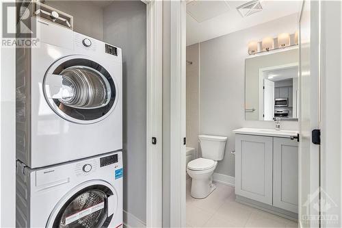 Washer & Dryer - 1350 Hemlock Road Unit#613, Ottawa, ON - Indoor Photo Showing Laundry Room
