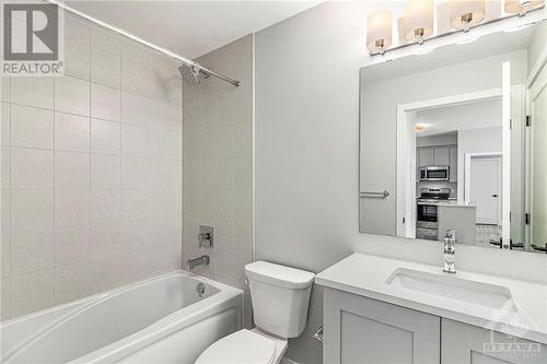 Main bathroom / Cheater ensuite - 1350 Hemlock Road Unit#613, Ottawa, ON - Indoor Photo Showing Bathroom
