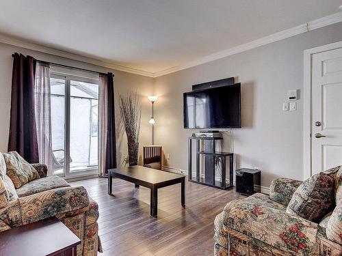 Living room - 2-425 Rue Thibodeau, Saint-Jean-Sur-Richelieu, QC - Indoor Photo Showing Living Room
