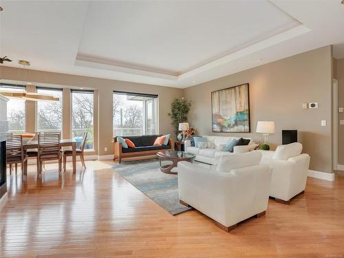 3450 Lord Nelson Way, Saanich, BC - Indoor Photo Showing Living Room