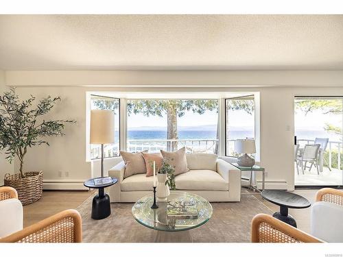 1077 Eaglecrest Dr, Qualicum Beach, BC - Indoor Photo Showing Living Room