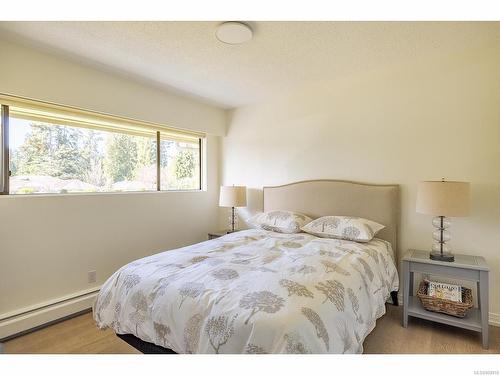1077 Eaglecrest Dr, Qualicum Beach, BC - Indoor Photo Showing Bedroom