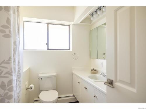 1077 Eaglecrest Dr, Qualicum Beach, BC - Indoor Photo Showing Bathroom