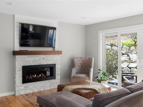 1120 Viewtop Rd, Duncan, BC - Indoor Photo Showing Living Room With Fireplace