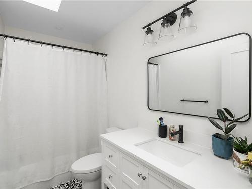 1120 Viewtop Rd, Duncan, BC - Indoor Photo Showing Bathroom