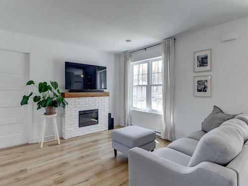 Living room - 96 111E Avenue, Saint-Hippolyte, QC - Indoor Photo Showing Living Room With Fireplace