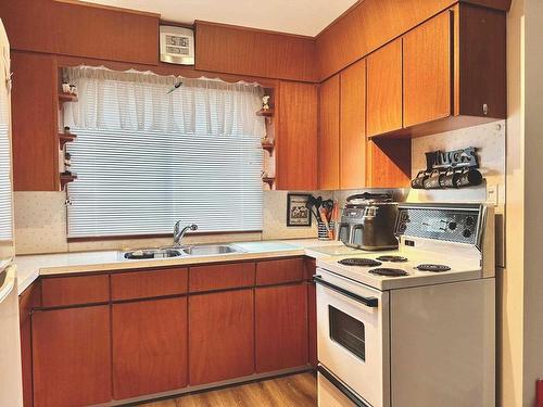 116 Hemlock Place, Thunder Bay, ON - Indoor Photo Showing Kitchen With Double Sink
