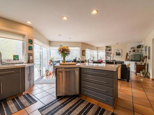 604 Stansfield Road, Kamloops, BC - Indoor Photo Showing Kitchen