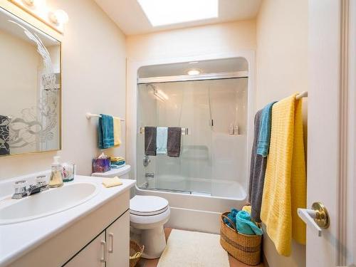 604 Stansfield Road, Kamloops, BC - Indoor Photo Showing Bathroom