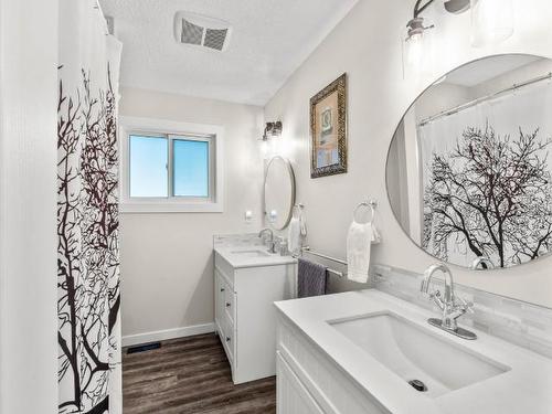 2394 Greenfield Ave, Kamloops, BC - Indoor Photo Showing Bathroom