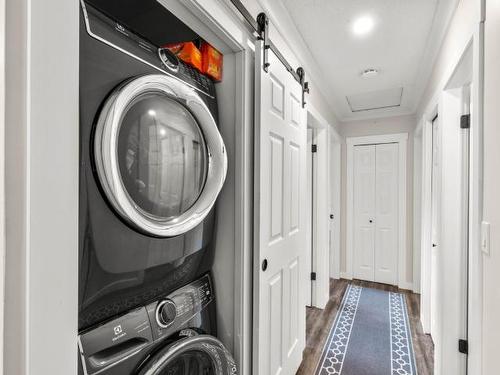 2394 Greenfield Ave, Kamloops, BC - Indoor Photo Showing Laundry Room