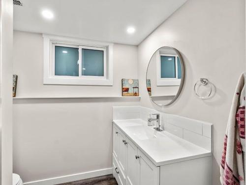 2394 Greenfield Ave, Kamloops, BC - Indoor Photo Showing Bathroom
