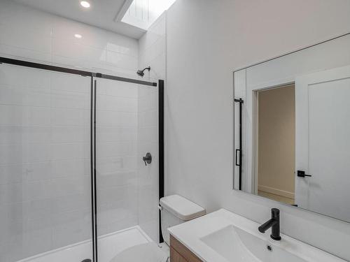 Bathroom - 1422 Rue St-Clément, Montréal (Mercier/Hochelaga-Maisonneuve), QC - Indoor Photo Showing Bathroom