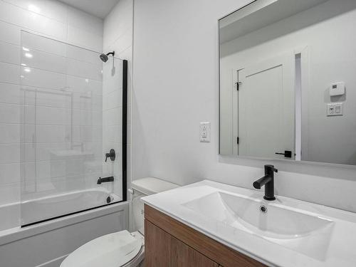 Bathroom - 1422 Rue St-Clément, Montréal (Mercier/Hochelaga-Maisonneuve), QC - Indoor Photo Showing Bathroom
