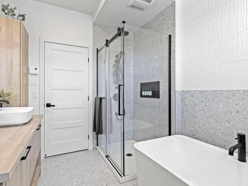 Salle de bains - 60 Rue Paquin, Saint-Jean-Sur-Richelieu, QC - Indoor Photo Showing Bathroom