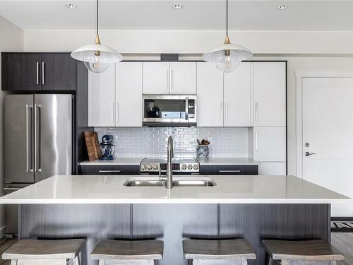 503-15 Canada Ave, Duncan, BC - Indoor Photo Showing Kitchen With Double Sink With Upgraded Kitchen