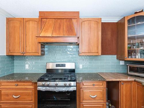 6006 Chippewa Rd, Duncan, BC - Indoor Photo Showing Kitchen With Double Sink