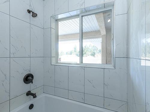 6006 Chippewa Rd, Duncan, BC - Indoor Photo Showing Bathroom