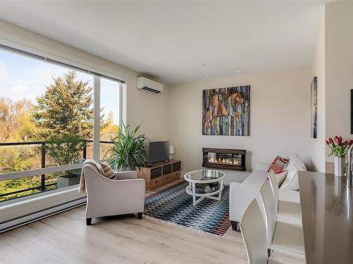 402-300 Michigan St, Victoria, BC - Indoor Photo Showing Living Room With Fireplace