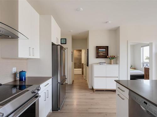 402-300 Michigan St, Victoria, BC - Indoor Photo Showing Kitchen