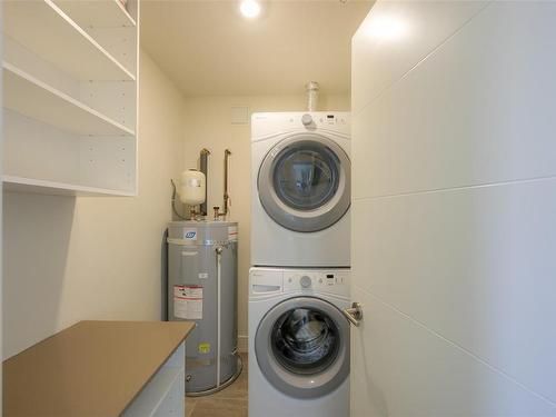 402-300 Michigan St, Victoria, BC - Indoor Photo Showing Laundry Room