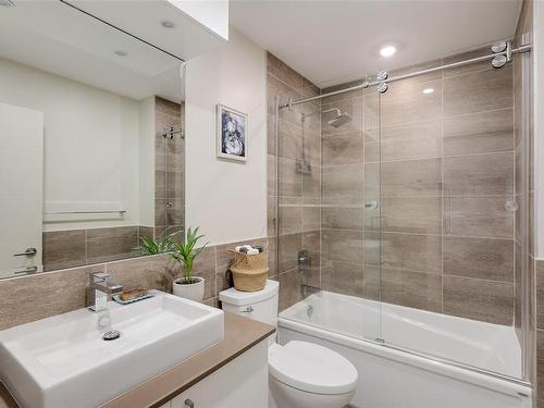 402-300 Michigan St, Victoria, BC - Indoor Photo Showing Bathroom