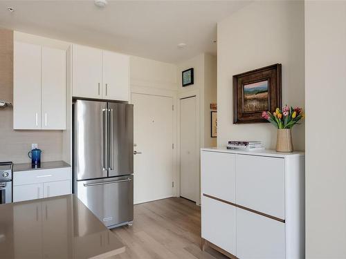 402-300 Michigan St, Victoria, BC - Indoor Photo Showing Kitchen