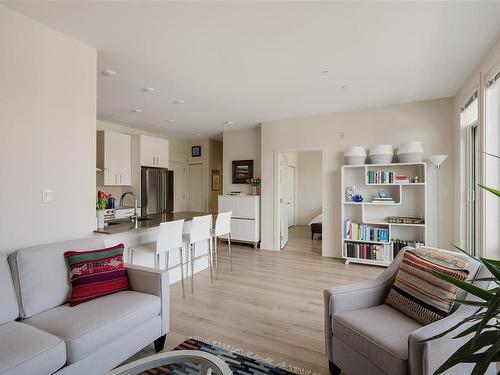 402-300 Michigan St, Victoria, BC - Indoor Photo Showing Living Room