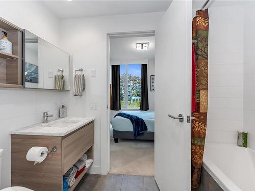 211-70 Saghalie Rd, Victoria, BC - Indoor Photo Showing Bathroom