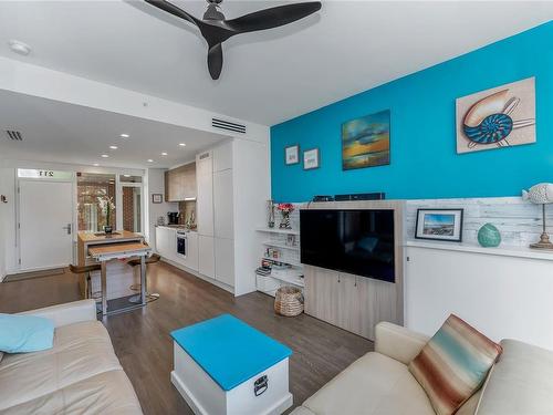 211-70 Saghalie Rd, Victoria, BC - Indoor Photo Showing Living Room