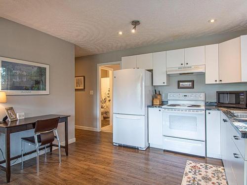 658 Rason Rd, Langford, BC - Indoor Photo Showing Kitchen