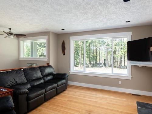7125 Deer Rd, Lake Cowichan, BC - Indoor Photo Showing Living Room