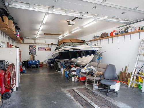7125 Deer Rd, Lake Cowichan, BC - Indoor Photo Showing Garage