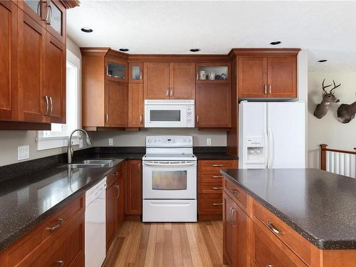 7125 Deer Rd, Lake Cowichan, BC - Indoor Photo Showing Kitchen With Double Sink