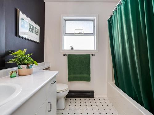 5955 Devon Pl, Nanaimo, BC - Indoor Photo Showing Bathroom