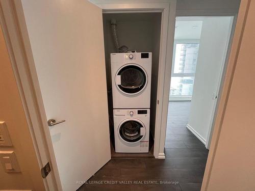 1903-1000 Portage Pkwy, Vaughan, ON - Indoor Photo Showing Laundry Room