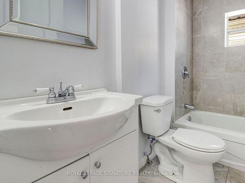 56 Cambridge Ave, Hamilton, ON - Indoor Photo Showing Bathroom
