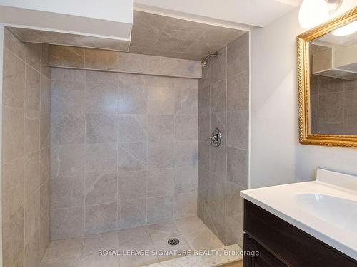 56 Cambridge Ave, Hamilton, ON - Indoor Photo Showing Bathroom