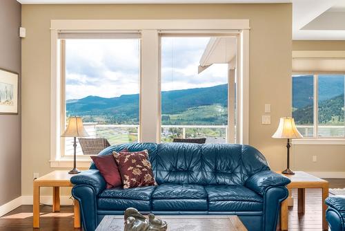 516 Middleton Way, Coldstream, BC - Indoor Photo Showing Living Room