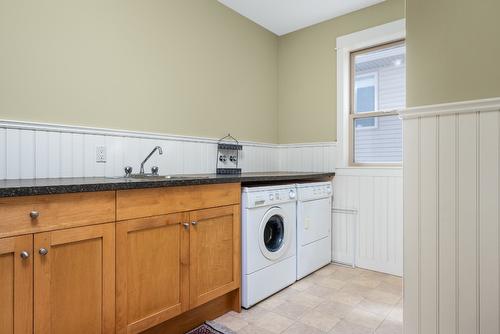 516 Middleton Way, Coldstream, BC - Indoor Photo Showing Laundry Room